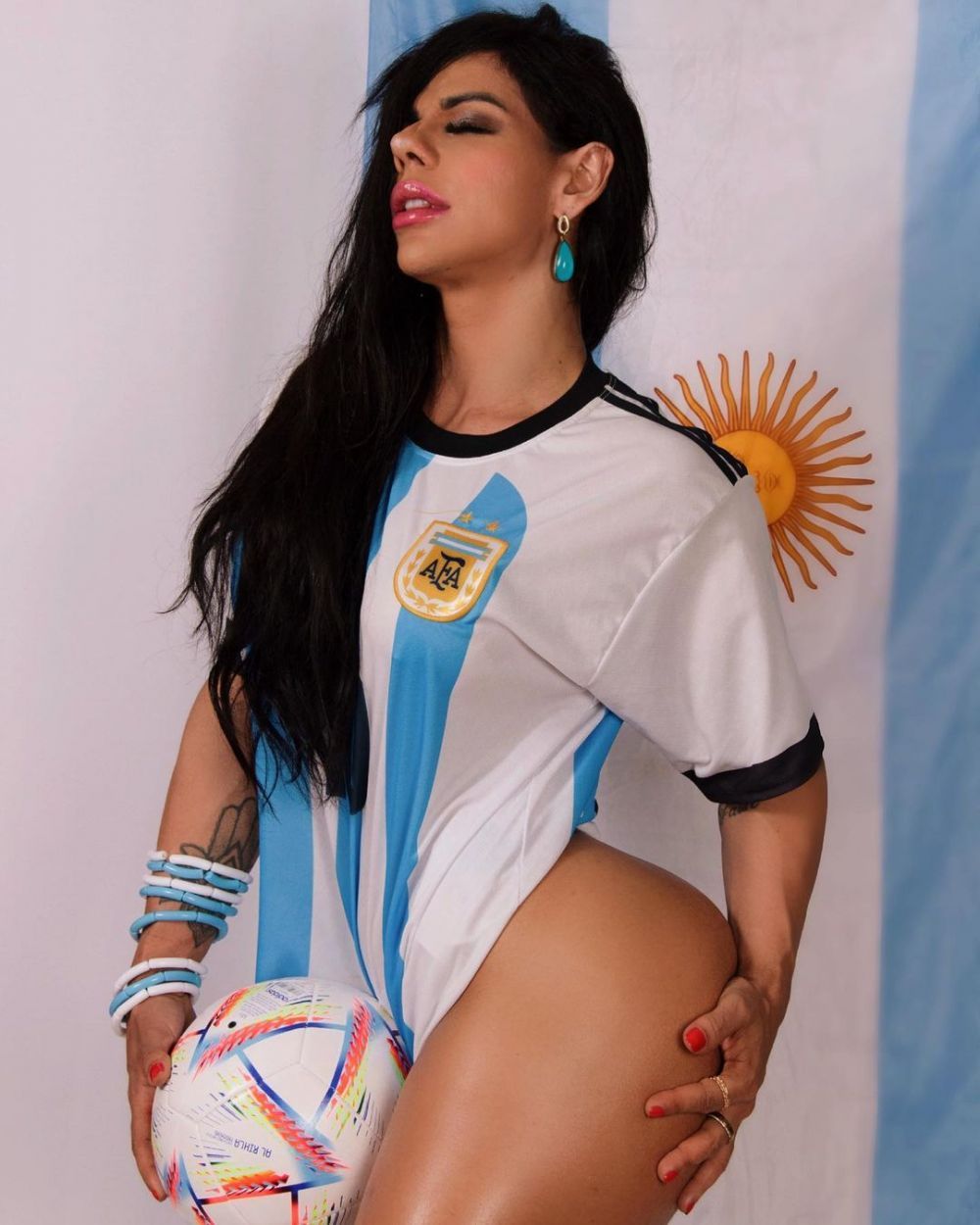 Miss Bum-Bum a comis-o din nou! Cea mai mare fană a lui Messi și-a vopsit pe posterior scorul meciului dintre Argentina și Olanda_16