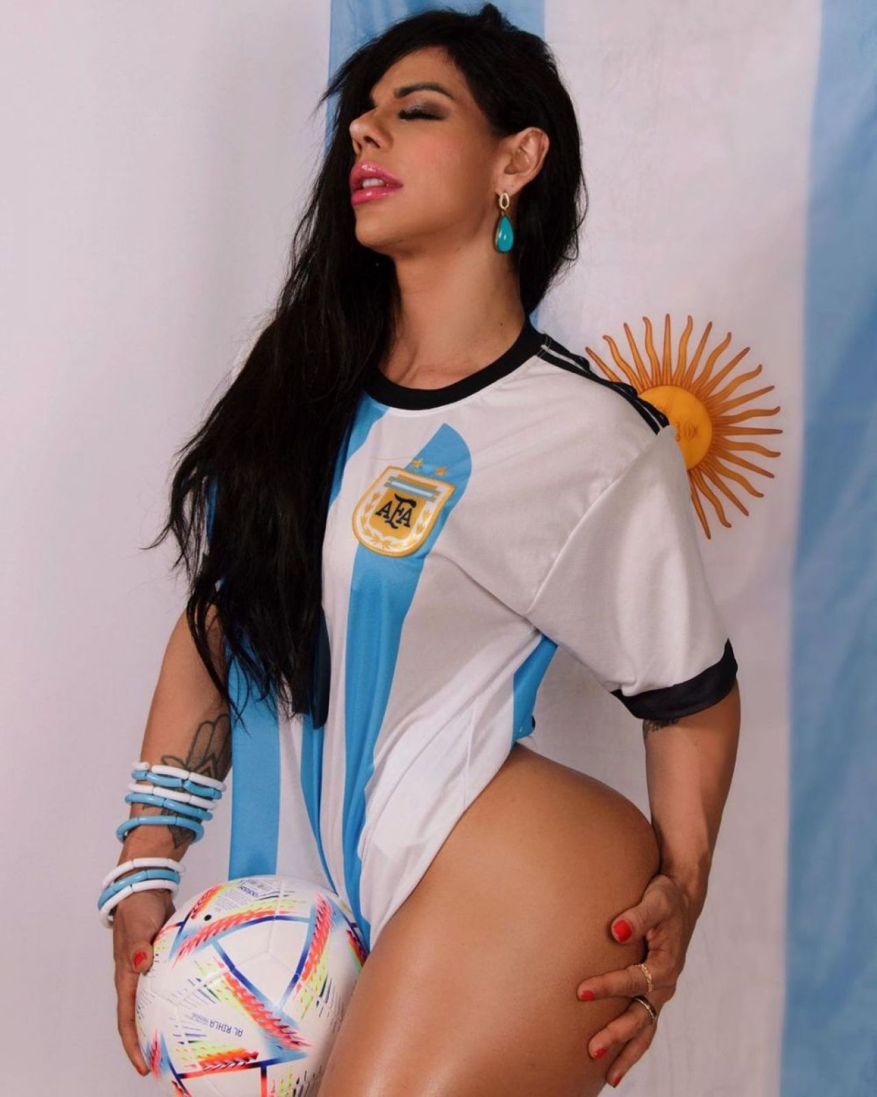 Miss Bum-Bum a comis-o din nou! Cea mai mare fană a lui Messi și-a vopsit pe posterior scorul meciului dintre Argentina și Olanda_14
