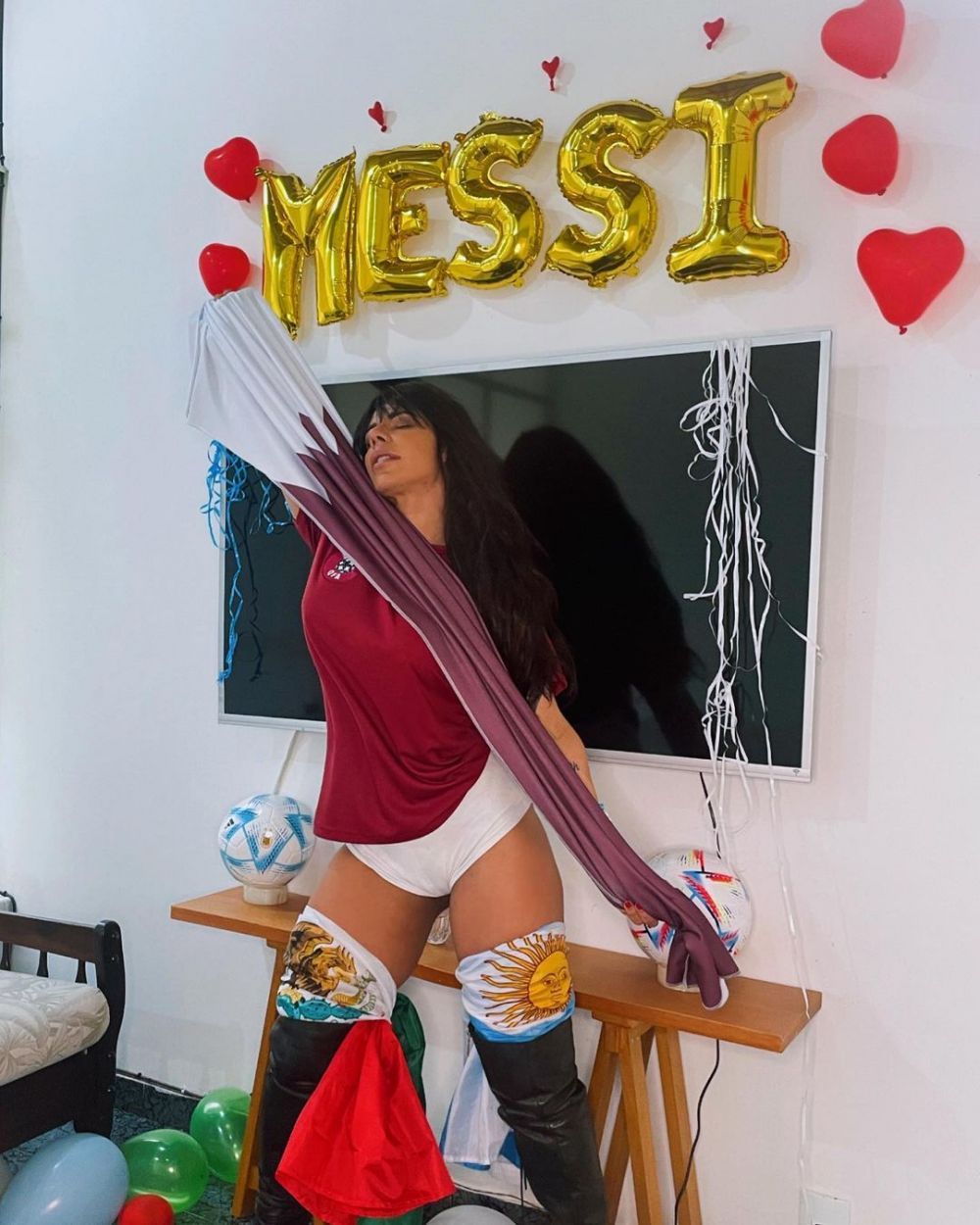 Miss Bum-Bum a comis-o din nou! Cea mai mare fană a lui Messi și-a vopsit pe posterior scorul meciului dintre Argentina și Olanda_22