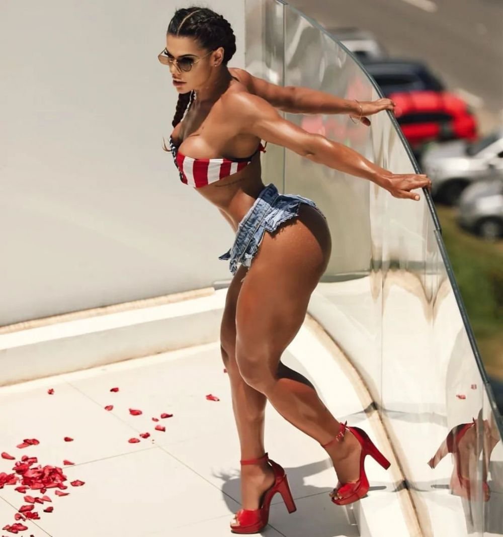 Miss Bum-Bum a comis-o din nou! Cea mai mare fană a lui Messi și-a vopsit pe posterior scorul meciului dintre Argentina și Olanda_23