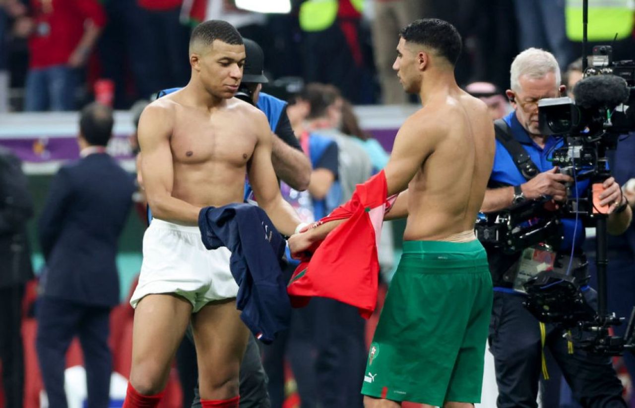„Ați făcut istorie!” Mesajul emoționant al lui Kylian Mbappe pentru Achraf Hakimi după ce Franța a trecut de Maroc _4
