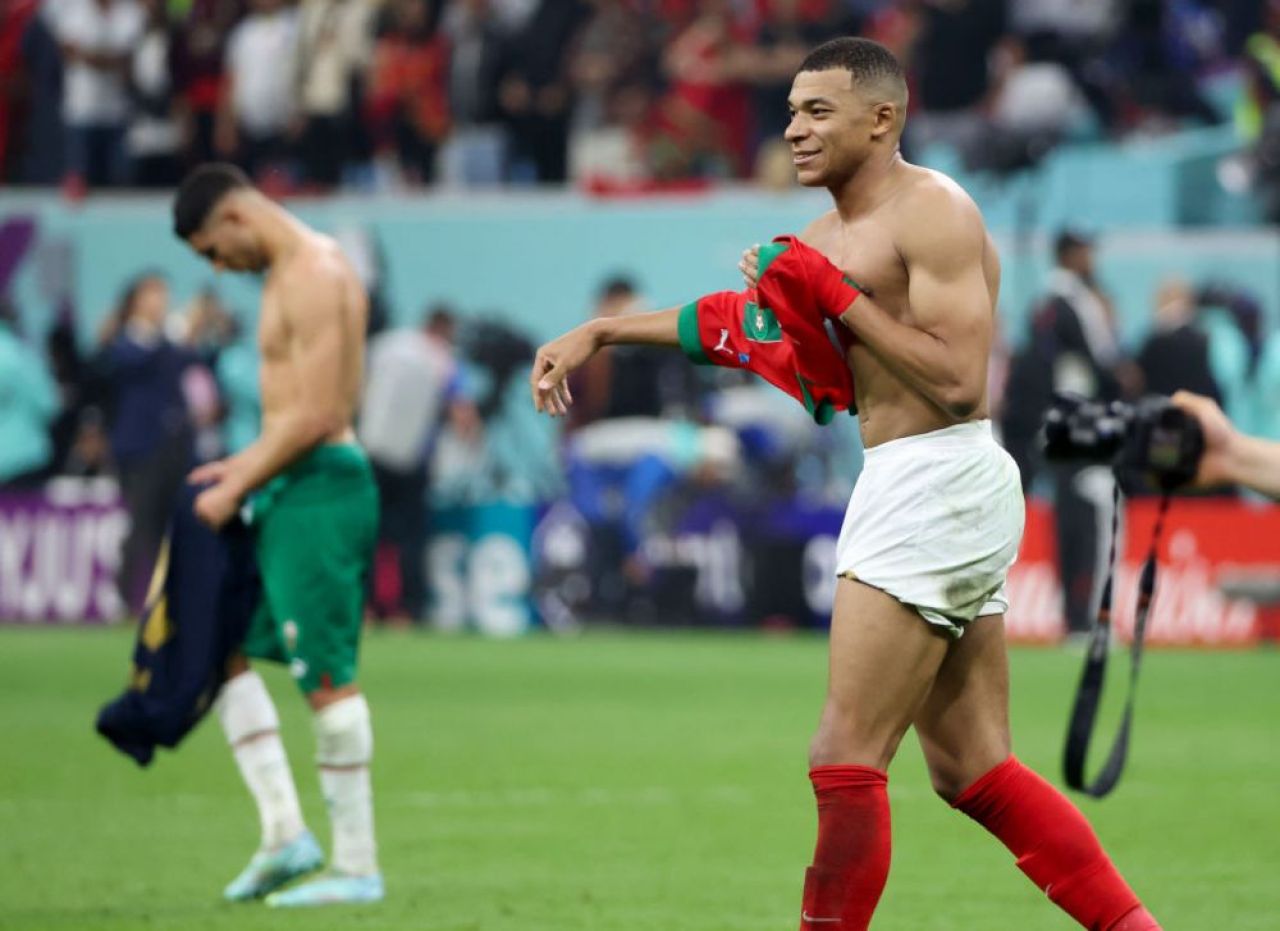 „Ați făcut istorie!” Mesajul emoționant al lui Kylian Mbappe pentru Achraf Hakimi după ce Franța a trecut de Maroc _8
