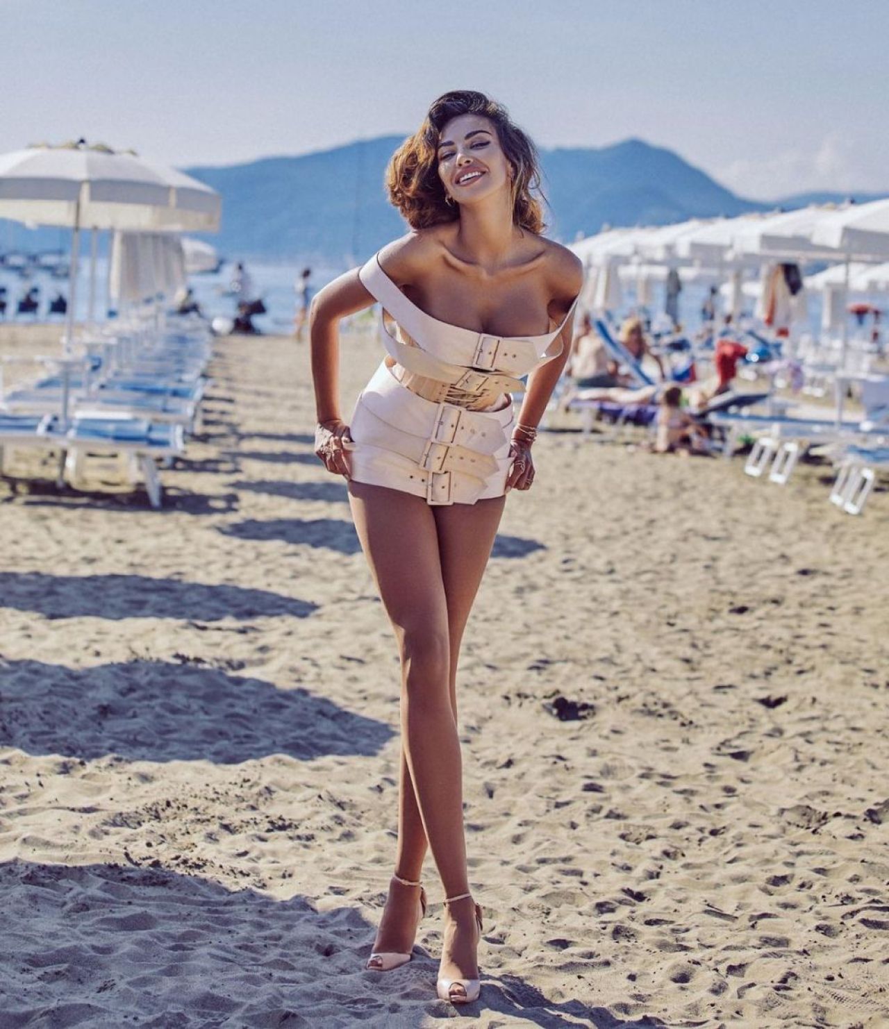 Mădălina Ghenea a fost jefuită pe aeroport! Hoții știu programul actriței din România și au lăsat-o fără bijuterii valoroase _23