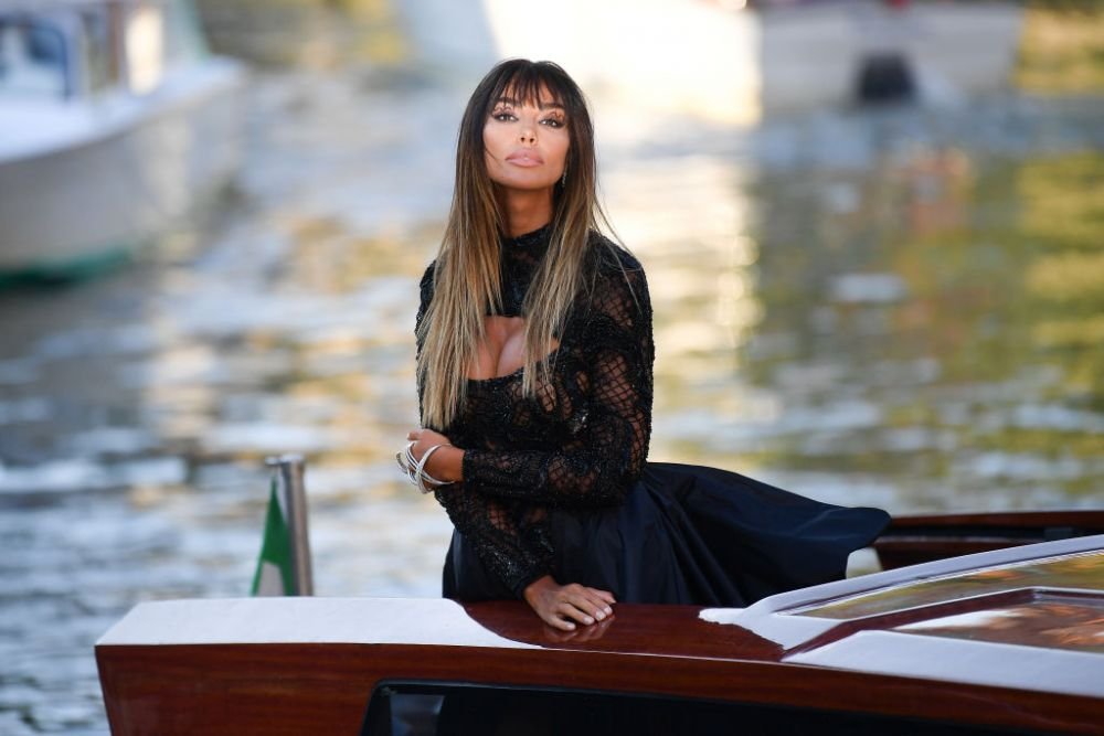 Mădălina Ghenea a fost jefuită pe aeroport! Hoții știu programul actriței din România și au lăsat-o fără bijuterii valoroase _66
