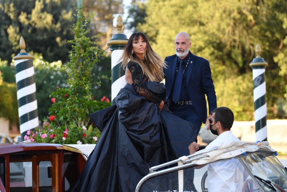 Mădălina Ghenea a fost jefuită pe aeroport! Hoții știu programul actriței din România și au lăsat-o fără bijuterii valoroase _68