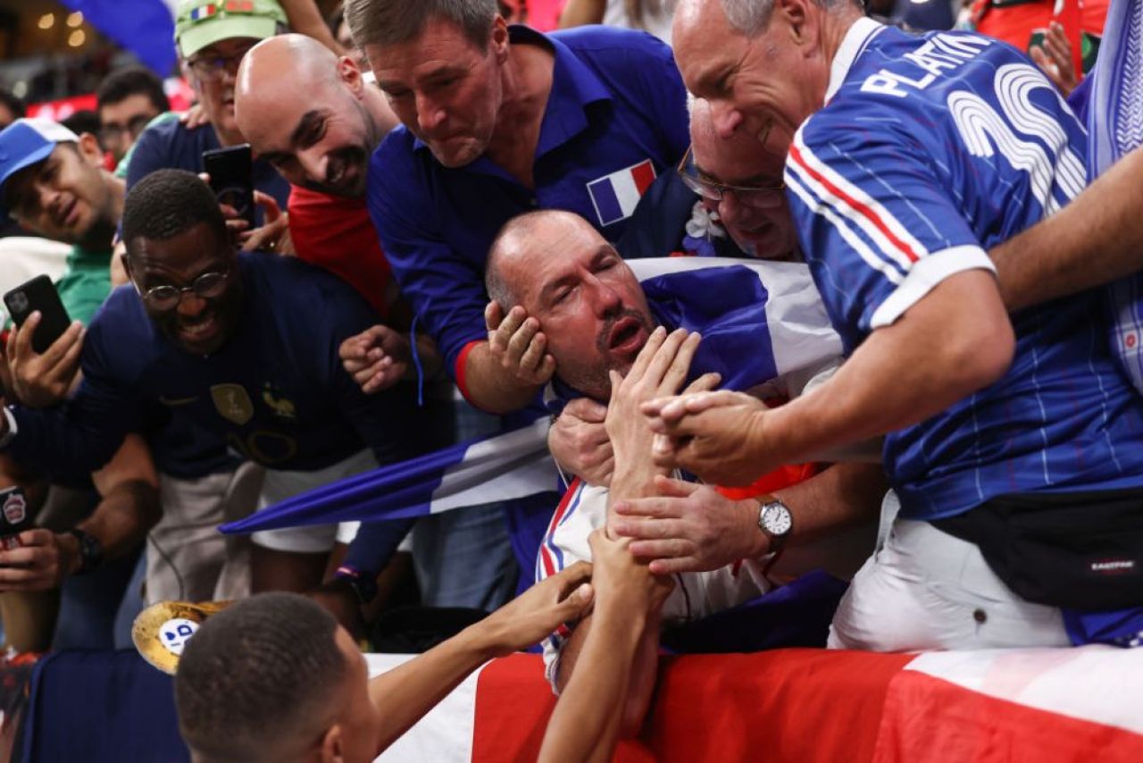 Momentul în care Mbappe a lovit un fan cu mingea în față înainte de meciul cu Maroc. Cum a reacționat fotbalistul_2