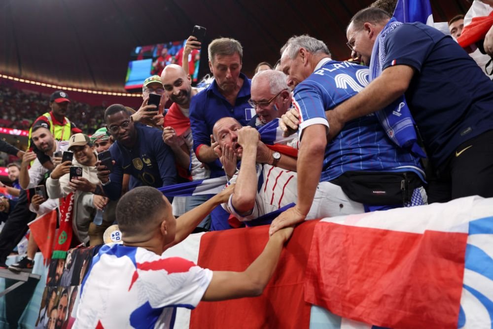 Momentul în care Mbappe a lovit un fan cu mingea în față înainte de meciul cu Maroc. Cum a reacționat fotbalistul_8