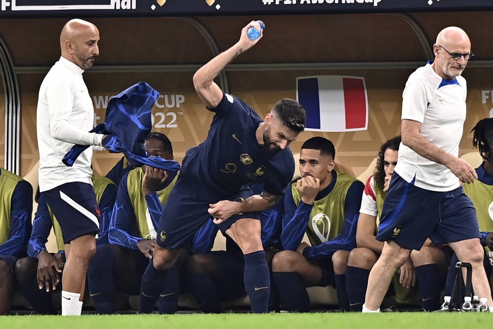 Olivier Giroud, criză de nervi pe bancă după ce a fost schimbat de Didier Deschamps în prima repriză a finalei cu Argentina _3