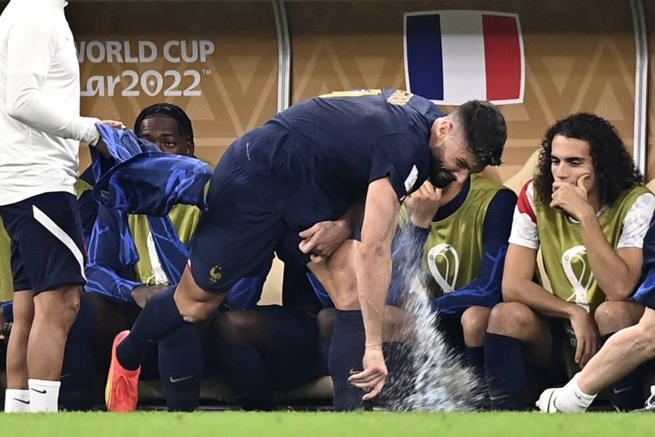 Olivier Giroud, criză de nervi pe bancă după ce a fost schimbat de Didier Deschamps în prima repriză a finalei cu Argentina _4