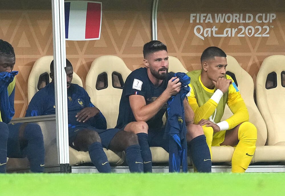Olivier Giroud, criză de nervi pe bancă după ce a fost schimbat de Didier Deschamps în prima repriză a finalei cu Argentina _5