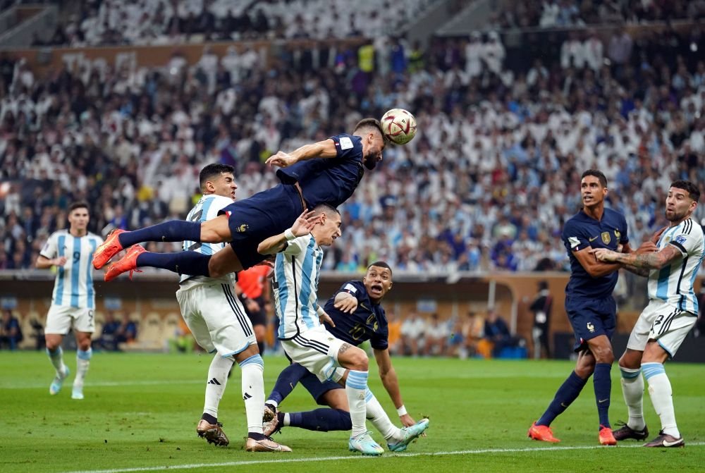 Olivier Giroud, criză de nervi pe bancă după ce a fost schimbat de Didier Deschamps în prima repriză a finalei cu Argentina _8