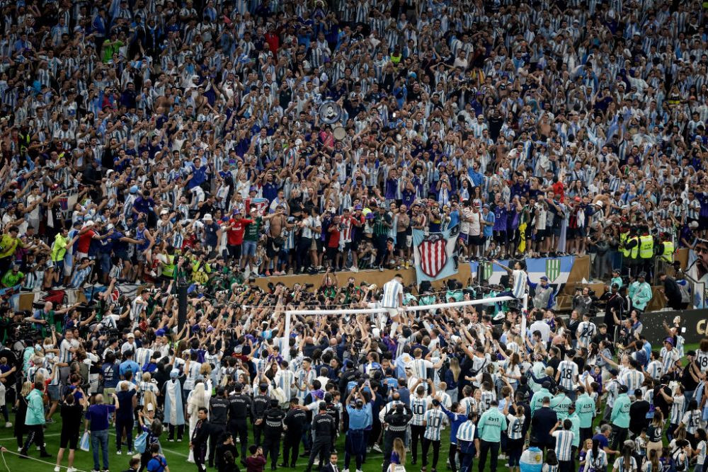 1986 vs. 2022! Dumnezeul Argentinei, cărat pe brațe de Kun Aguero și alte zeci de fani după succesul la Campionatul Mondial