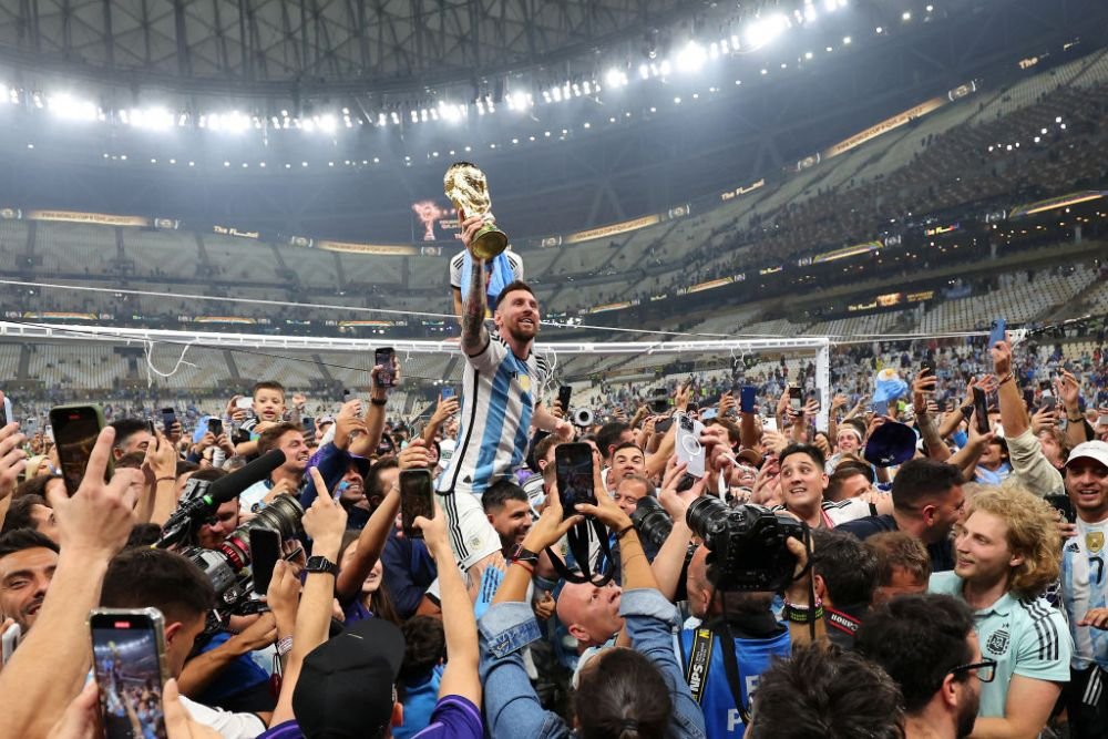 1986 vs. 2022! 'Dumnezeul' Argentinei, cărat pe brațe de Kun Aguero și alte zeci de fani după succesul la Campionatul Mondial_4