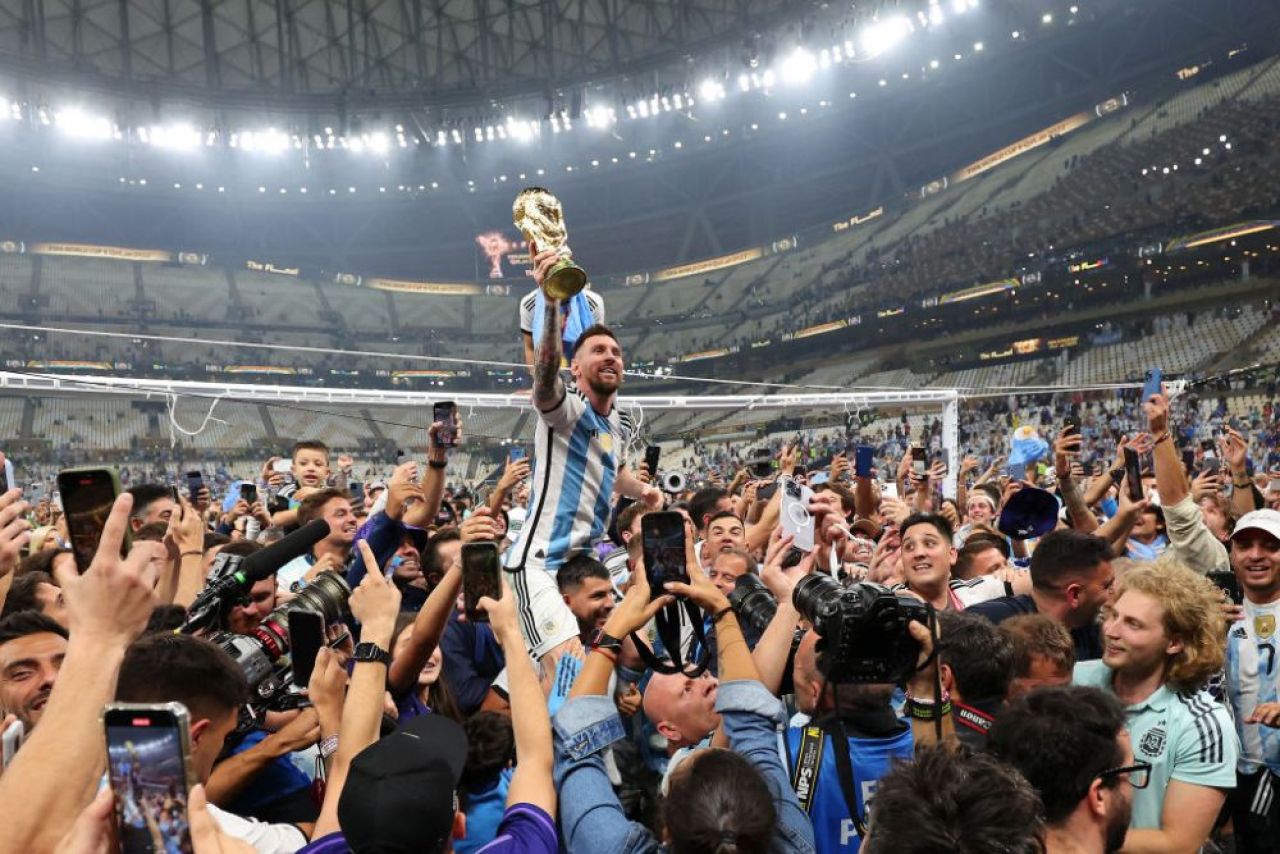 1986 vs. 2022! 'Dumnezeul' Argentinei, cărat pe brațe de Kun Aguero și alte zeci de fani după succesul la Campionatul Mondial_4