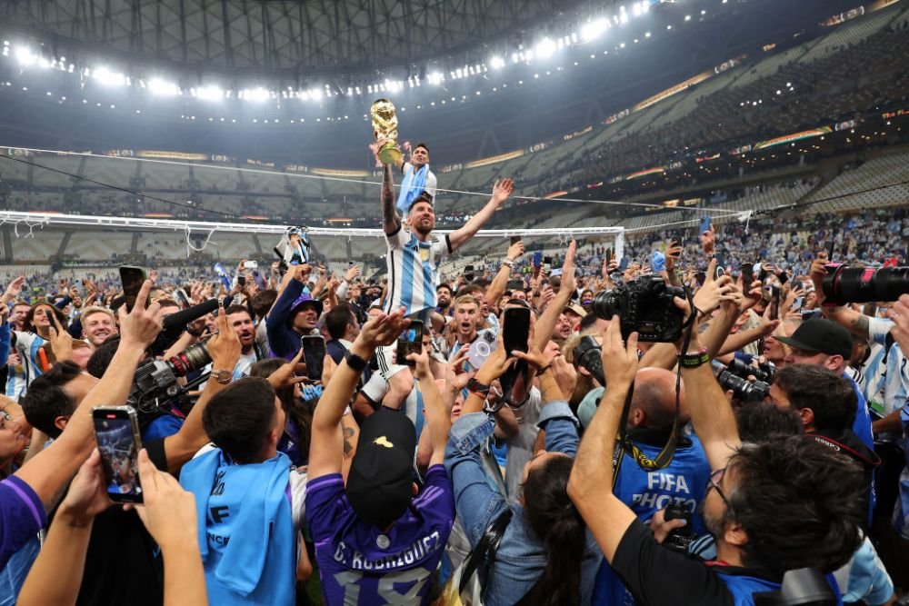 1986 vs. 2022! 'Dumnezeul' Argentinei, cărat pe brațe de Kun Aguero și alte zeci de fani după succesul la Campionatul Mondial_6
