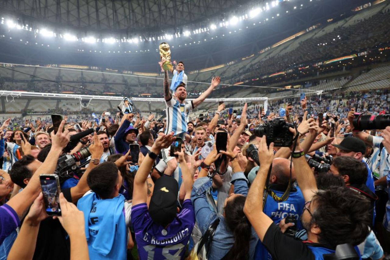 1986 vs. 2022! 'Dumnezeul' Argentinei, cărat pe brațe de Kun Aguero și alte zeci de fani după succesul la Campionatul Mondial_7