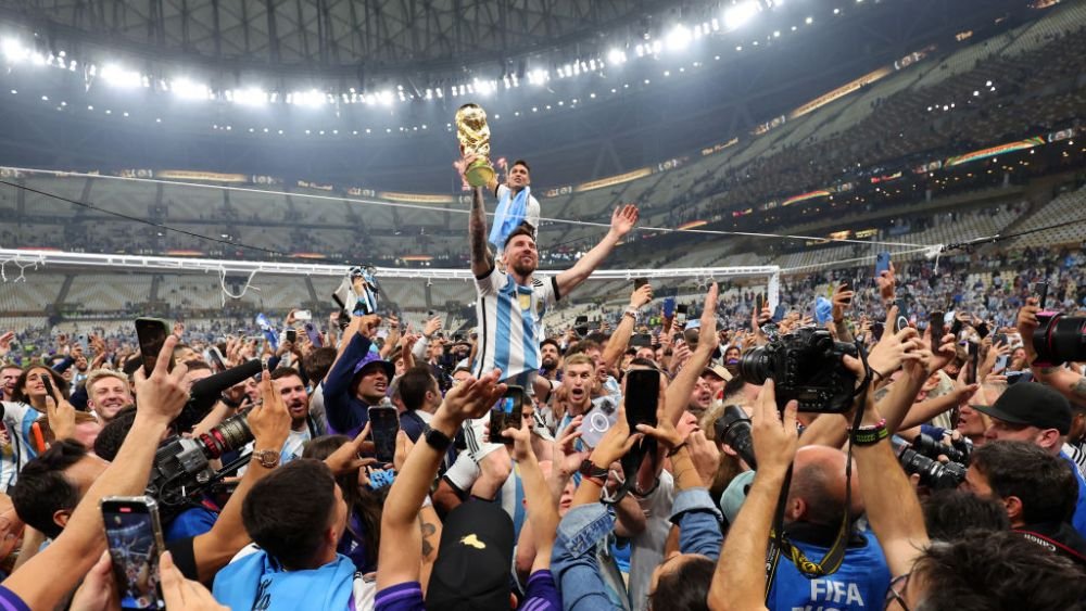 1986 vs. 2022! 'Dumnezeul' Argentinei, cărat pe brațe de Kun Aguero și alte zeci de fani după succesul la Campionatul Mondial_8