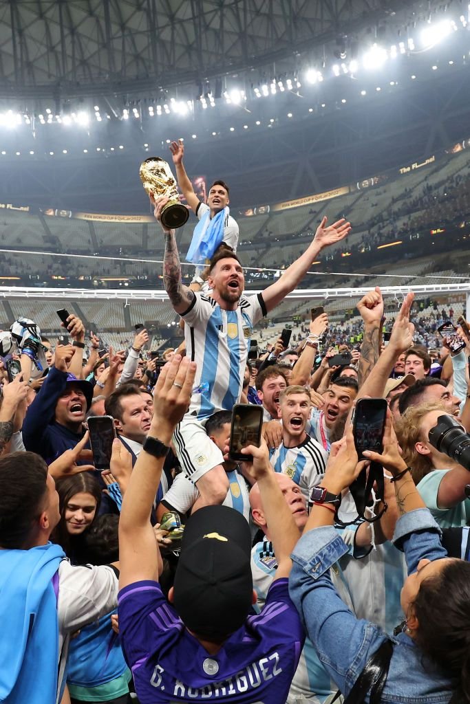 1986 vs. 2022! 'Dumnezeul' Argentinei, cărat pe brațe de Kun Aguero și alte zeci de fani după succesul la Campionatul Mondial_9