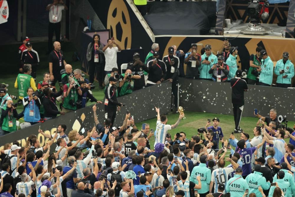 1986 vs. 2022! 'Dumnezeul' Argentinei, cărat pe brațe de Kun Aguero și alte zeci de fani după succesul la Campionatul Mondial_11