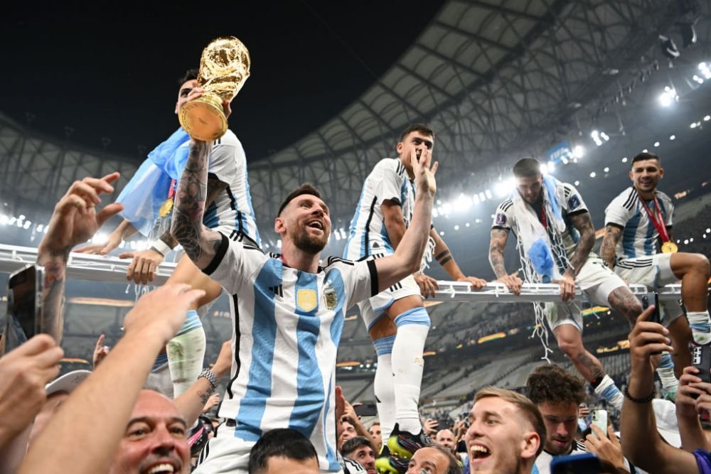 1986 vs. 2022! 'Dumnezeul' Argentinei, cărat pe brațe de Kun Aguero și alte zeci de fani după succesul la Campionatul Mondial_12