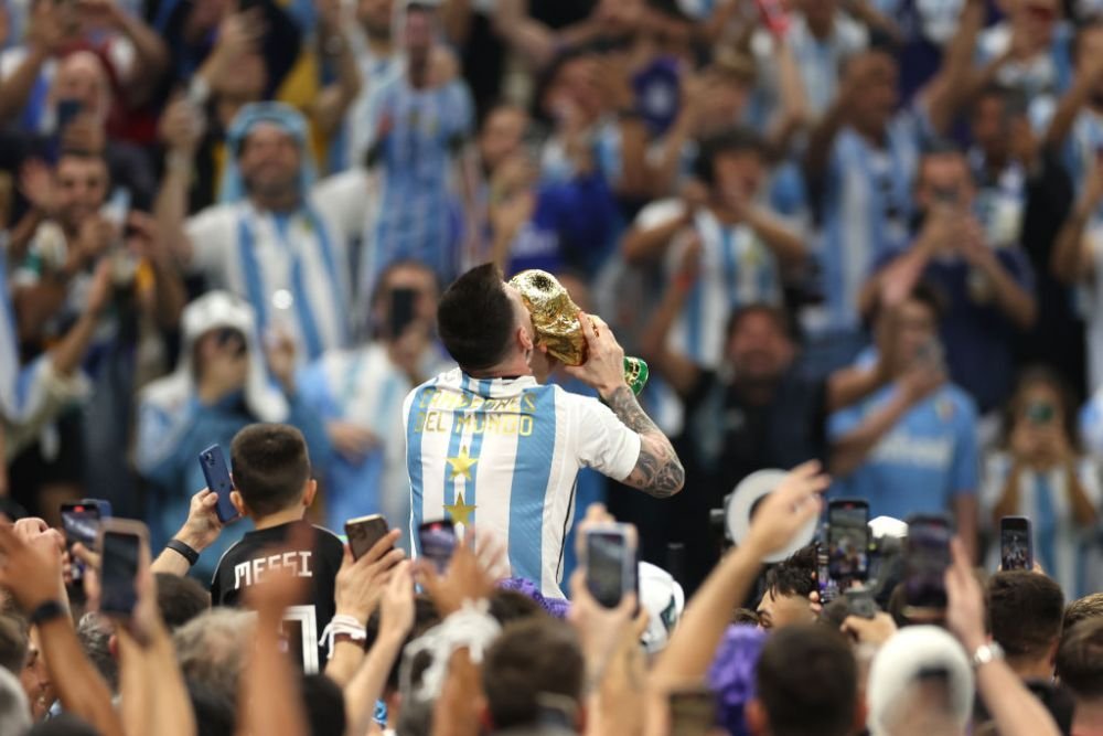 1986 vs. 2022! 'Dumnezeul' Argentinei, cărat pe brațe de Kun Aguero și alte zeci de fani după succesul la Campionatul Mondial_17