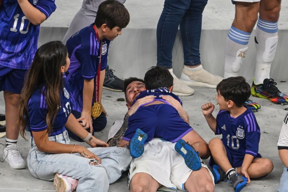 Lionel Messi s-a bucurat alături de familie pentru câștigarea titlului mondial. Imagini de senzație, direct de pe gazon_3