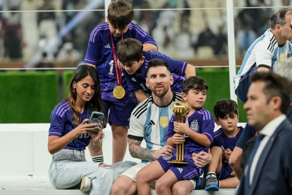 Lionel Messi s-a bucurat alături de familie pentru câștigarea titlului mondial. Imagini de senzație, direct de pe gazon_7