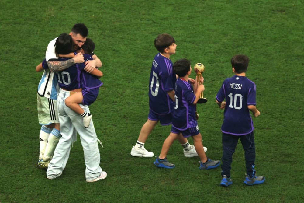 Lionel Messi s-a bucurat alături de familie pentru câștigarea titlului mondial. Imagini de senzație, direct de pe gazon_12
