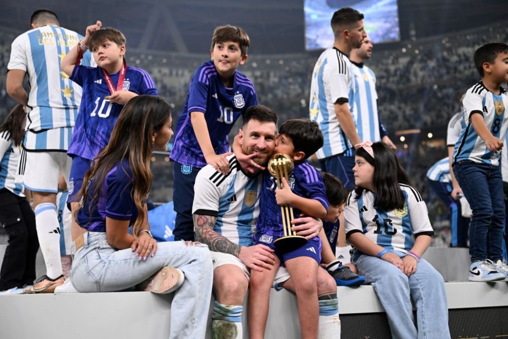 Lionel Messi s-a bucurat alături de familie pentru câștigarea titlului mondial. Imagini de senzație, direct de pe gazon_13