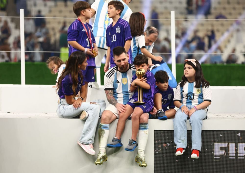 Lionel Messi s-a bucurat alături de familie pentru câștigarea titlului mondial. Imagini de senzație, direct de pe gazon_28