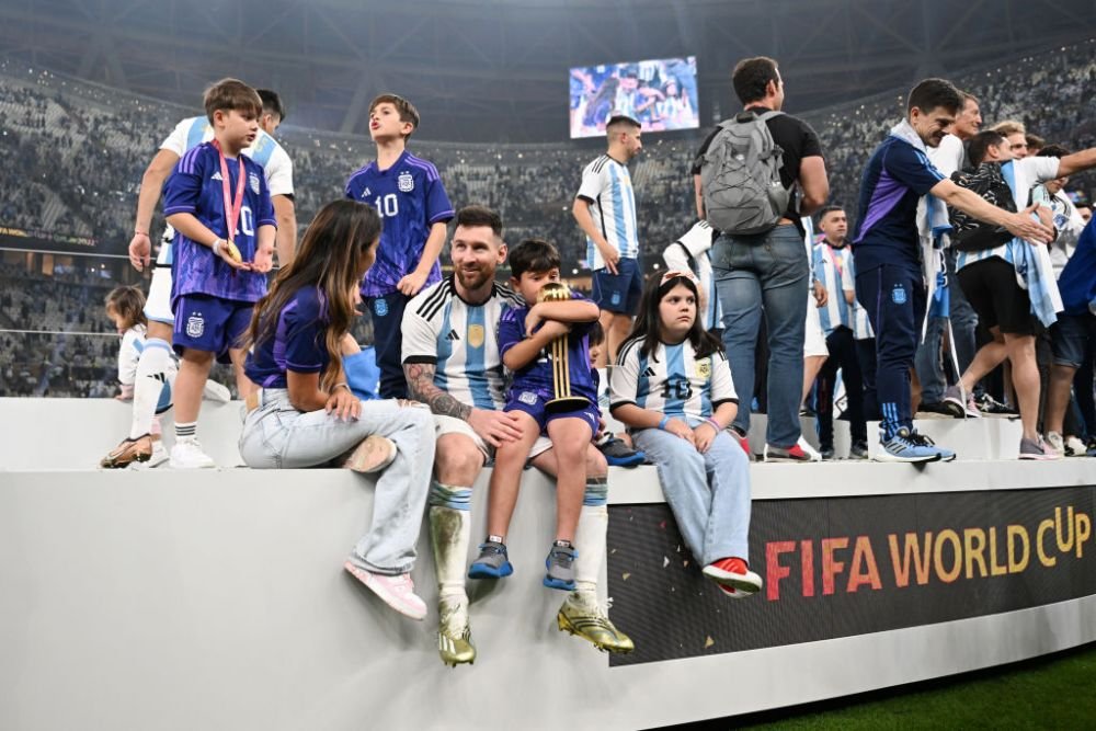 Lionel Messi s-a bucurat alături de familie pentru câștigarea titlului mondial. Imagini de senzație, direct de pe gazon_29