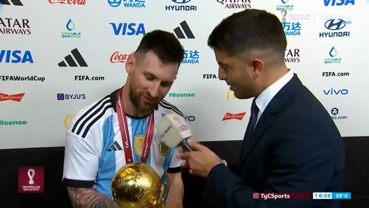 ”Cel mai frumos lucru care există. Știi cât de mult o s-o sărut?”. Messi nu s-a putut despărți de Cupa Mondială nici la interviu_1
