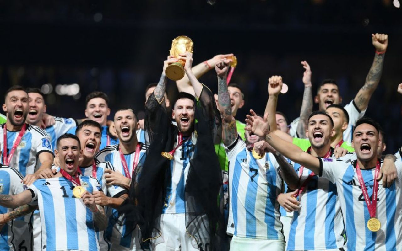 ”Cel mai frumos lucru care există. Știi cât de mult o s-o sărut?”. Messi nu s-a putut despărți de Cupa Mondială nici la interviu_8