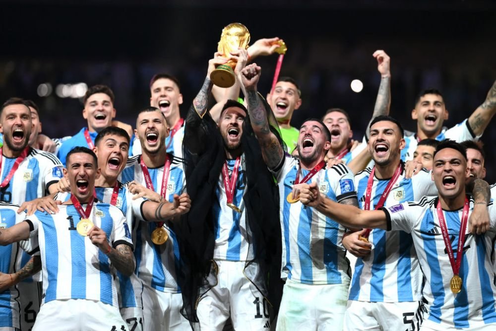 ”Cel mai frumos lucru care există. Știi cât de mult o s-o sărut?”. Messi nu s-a putut despărți de Cupa Mondială nici la interviu_15