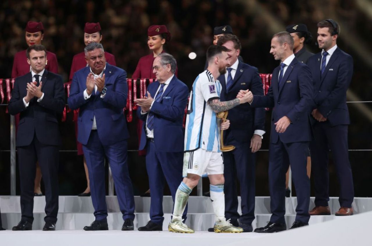 România a fost reprezentată la Campionatul Mondial din Qatar! Frumoasa brunetă care a împărțit scena cu Lionel Messi _43