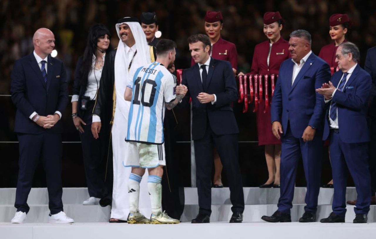 România a fost reprezentată la Campionatul Mondial din Qatar! Frumoasa brunetă care a împărțit scena cu Lionel Messi _46