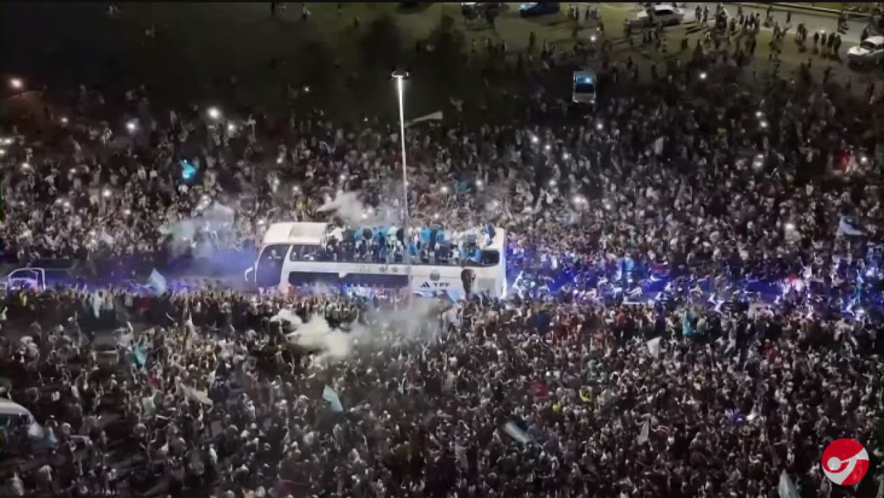 Nebunie pe străzile din Buenos Aires! Imaginile din Argentina de la sosirea naționalei, în mijlocul nopții, sunt impresionante _2