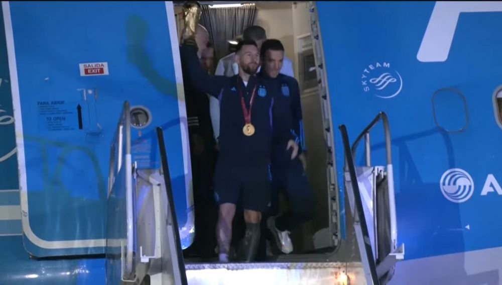 Nebunie pe străzile din Buenos Aires! Imaginile din Argentina de la sosirea naționalei, în mijlocul nopții, sunt impresionante _4
