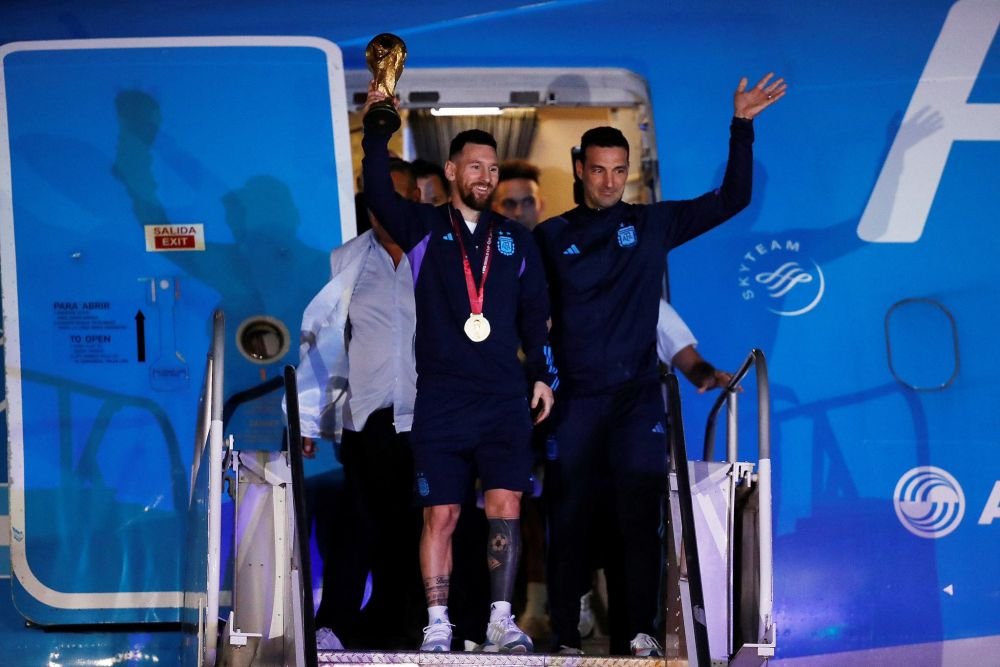 Nebunie pe străzile din Buenos Aires! Imaginile din Argentina de la sosirea naționalei, în mijlocul nopții, sunt impresionante _5