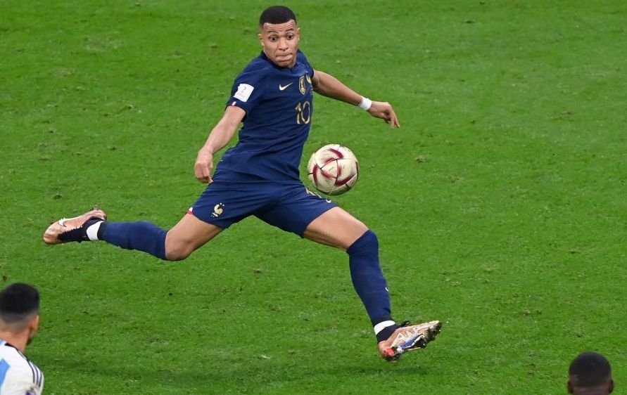 Ca din tun! Ce viteză a avut mingea șutată de Kylian Mbappe la golul de 2-2 &icirc;n finala Argentina - Franța