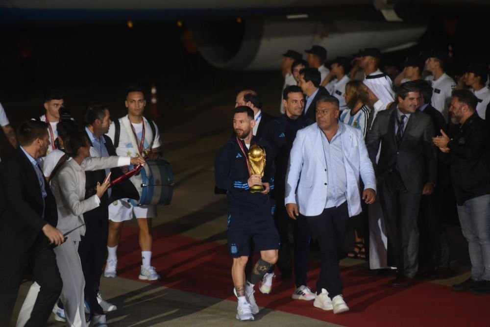 Nebunie pe străzile din Buenos Aires! Imaginile din Argentina de la sosirea naționalei, în mijlocul nopții, sunt impresionante _7