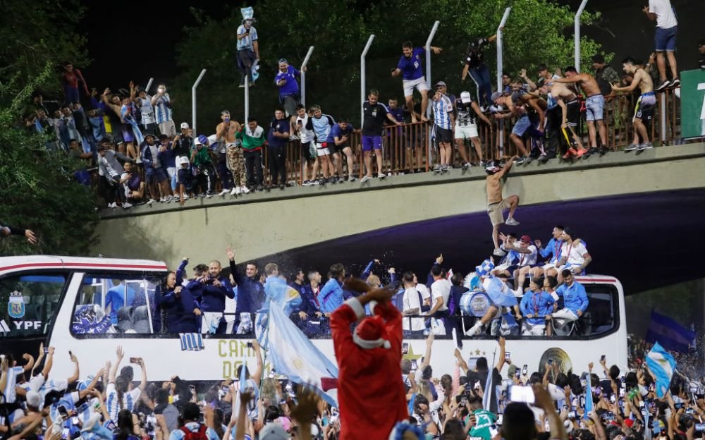 Nebunie pe străzile din Buenos Aires! Imaginile din Argentina de la sosirea naționalei, în mijlocul nopții, sunt impresionante _8