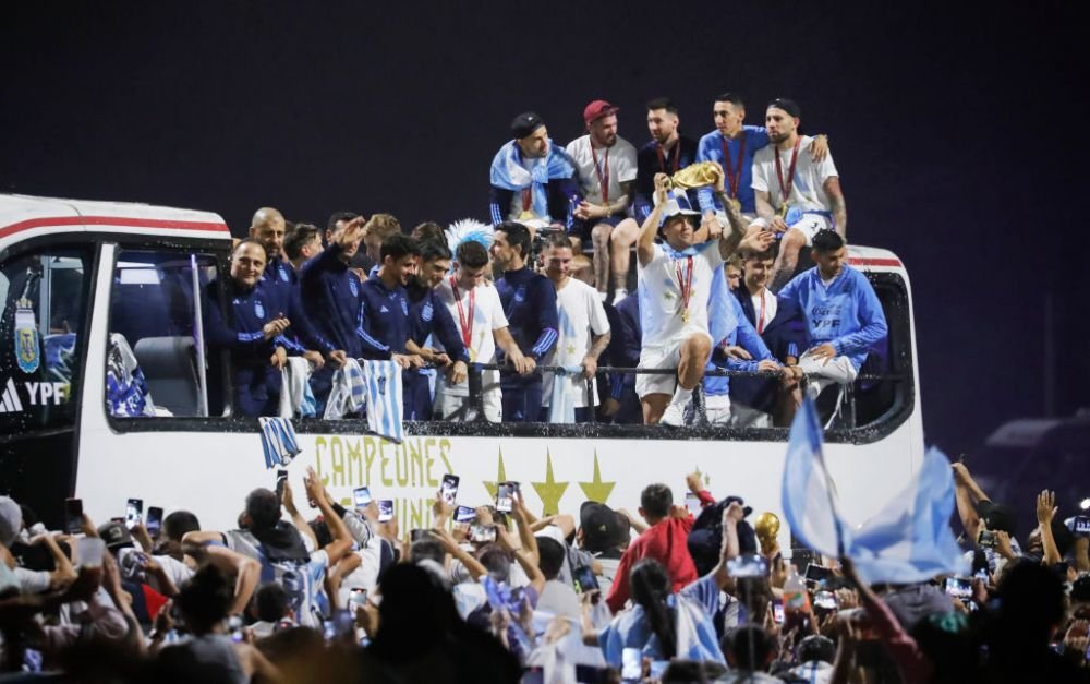 Nebunie pe străzile din Buenos Aires! Imaginile din Argentina de la sosirea naționalei, în mijlocul nopții, sunt impresionante _9