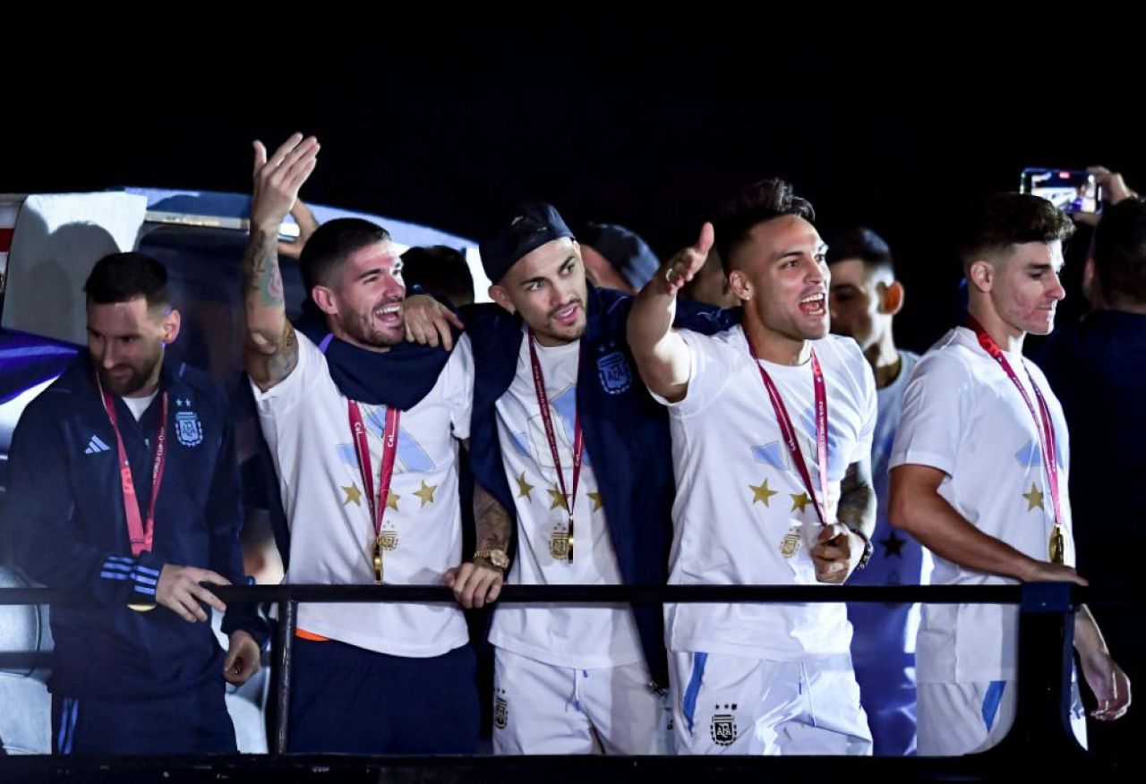 Leo Messi 'driblează' și cabluri! Starurile Argentinei, aproape să cadă de pe autocarul descoperit! Imagini virale _1