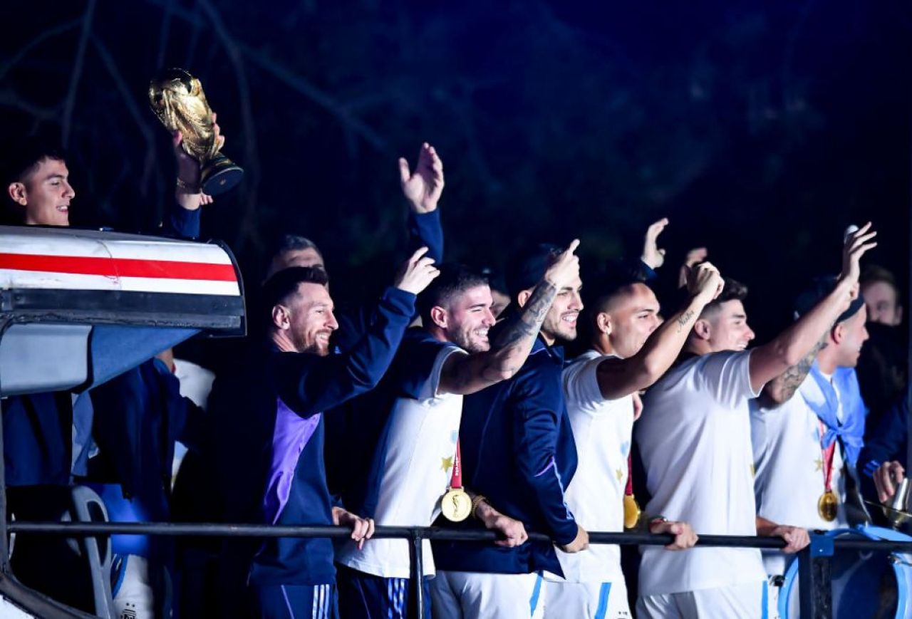 Leo Messi 'driblează' și cabluri! Starurile Argentinei, aproape să cadă de pe autocarul descoperit! Imagini virale _2