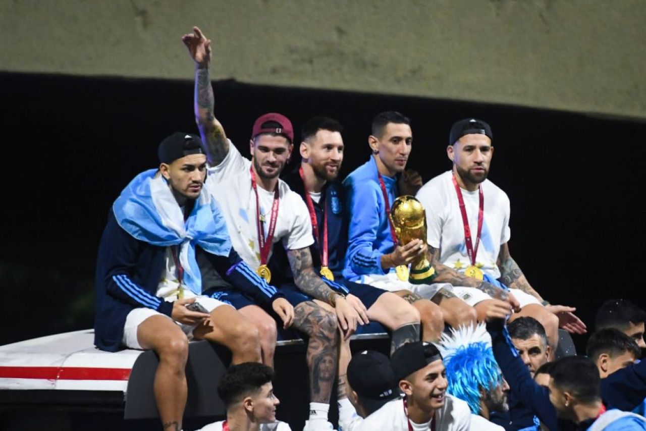 Leo Messi 'driblează' și cabluri! Starurile Argentinei, aproape să cadă de pe autocarul descoperit! Imagini virale _4