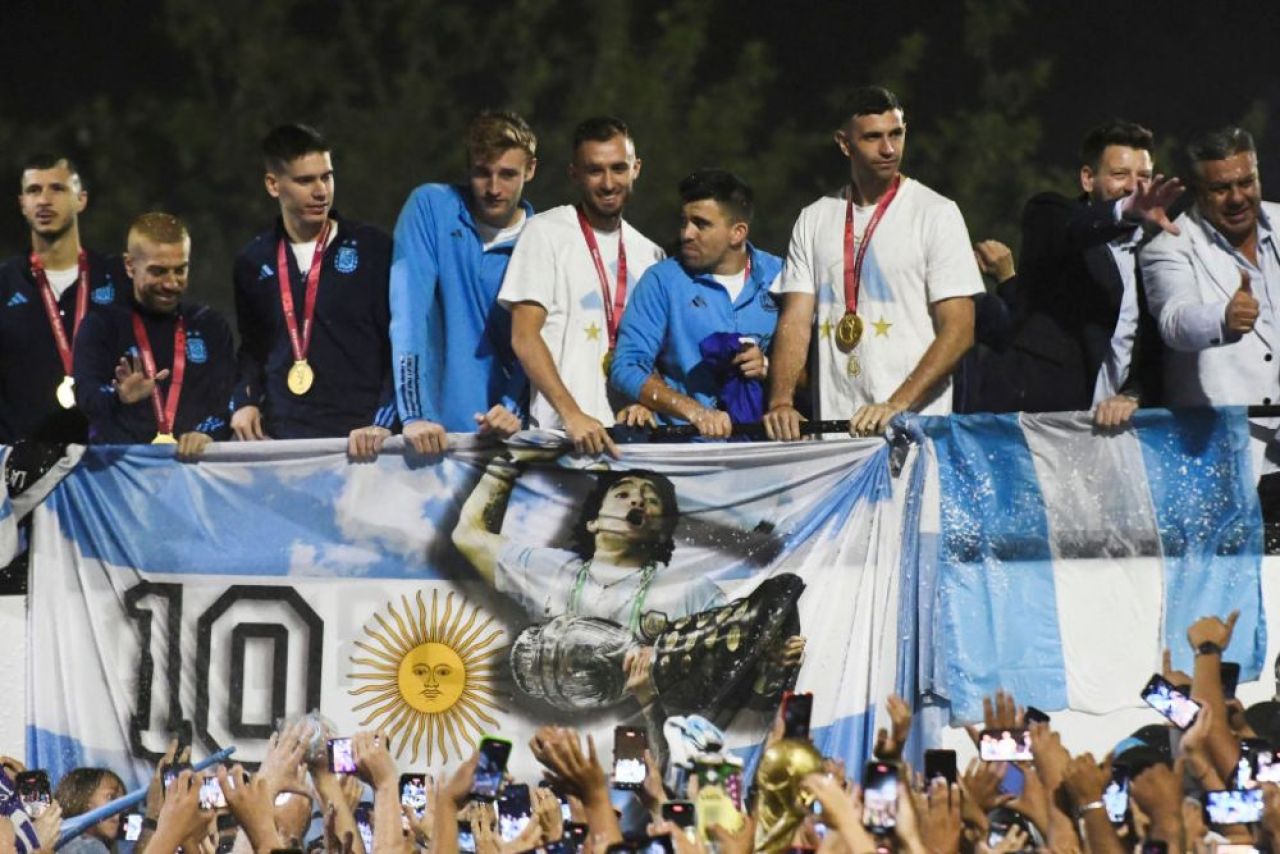 Leo Messi 'driblează' și cabluri! Starurile Argentinei, aproape să cadă de pe autocarul descoperit! Imagini virale _7