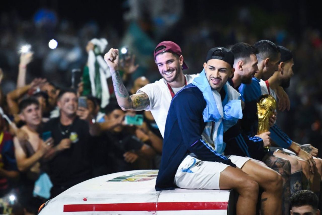 Leo Messi 'driblează' și cabluri! Starurile Argentinei, aproape să cadă de pe autocarul descoperit! Imagini virale _8