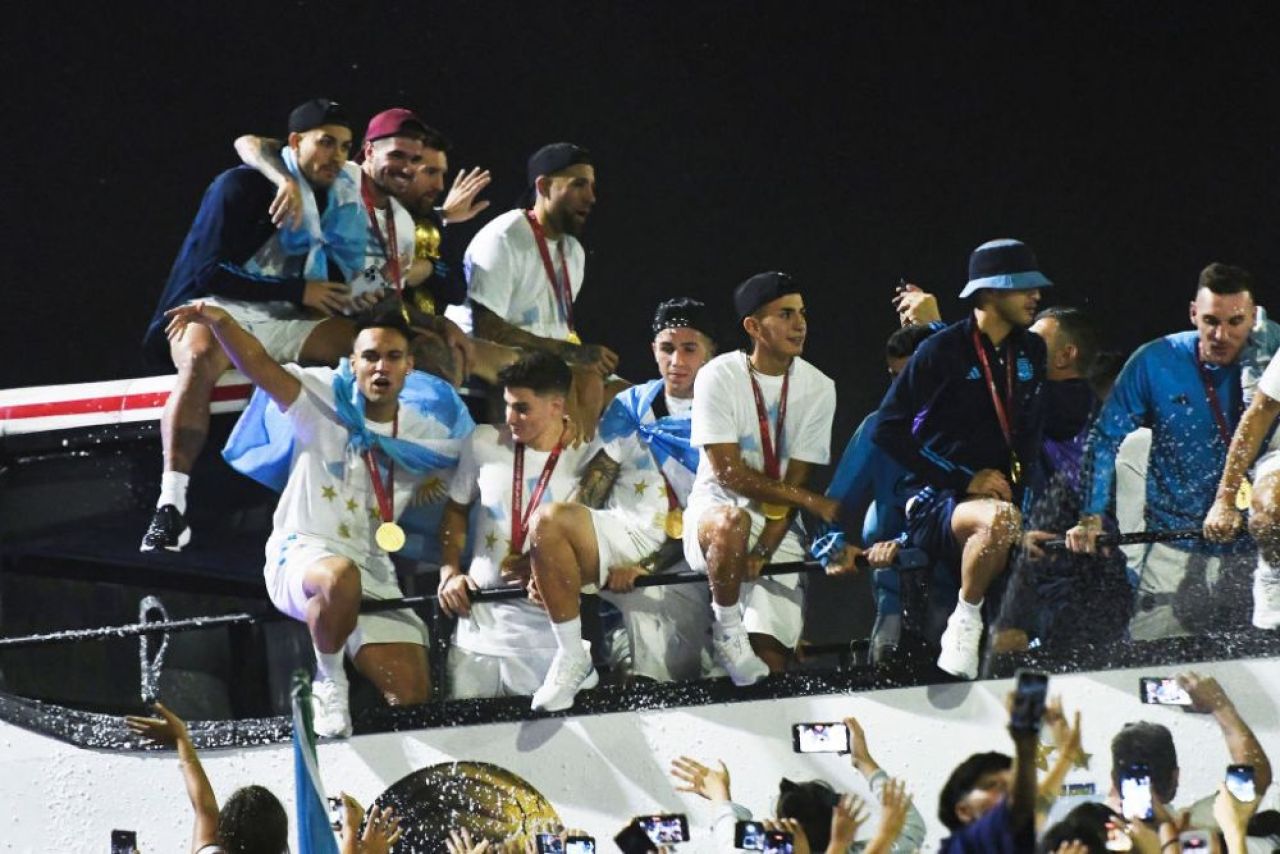 Leo Messi 'driblează' și cabluri! Starurile Argentinei, aproape să cadă de pe autocarul descoperit! Imagini virale _9