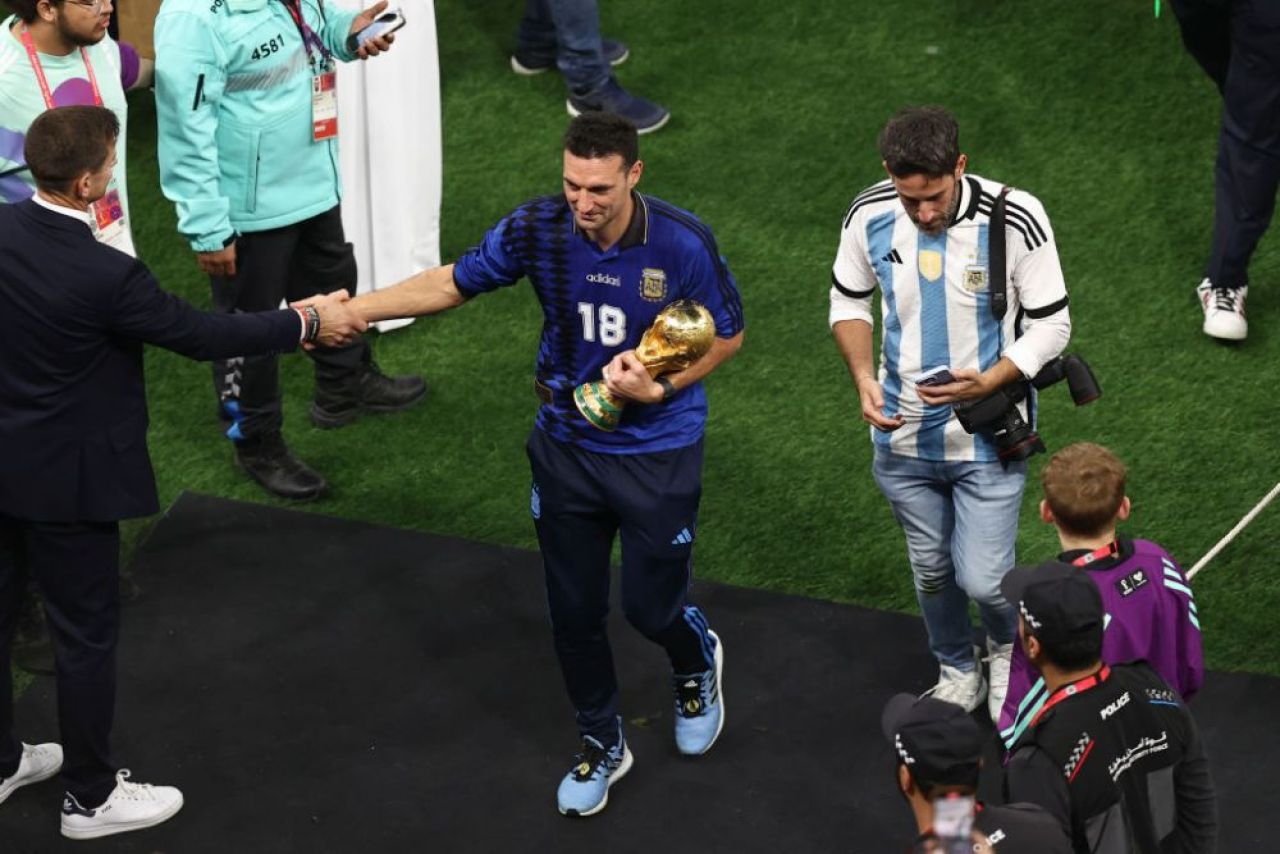 Povestea senzațională a tricoului cu care Lionel Scaloni a apărut după ce Argentina a câștigat Campionatul Mondial _3